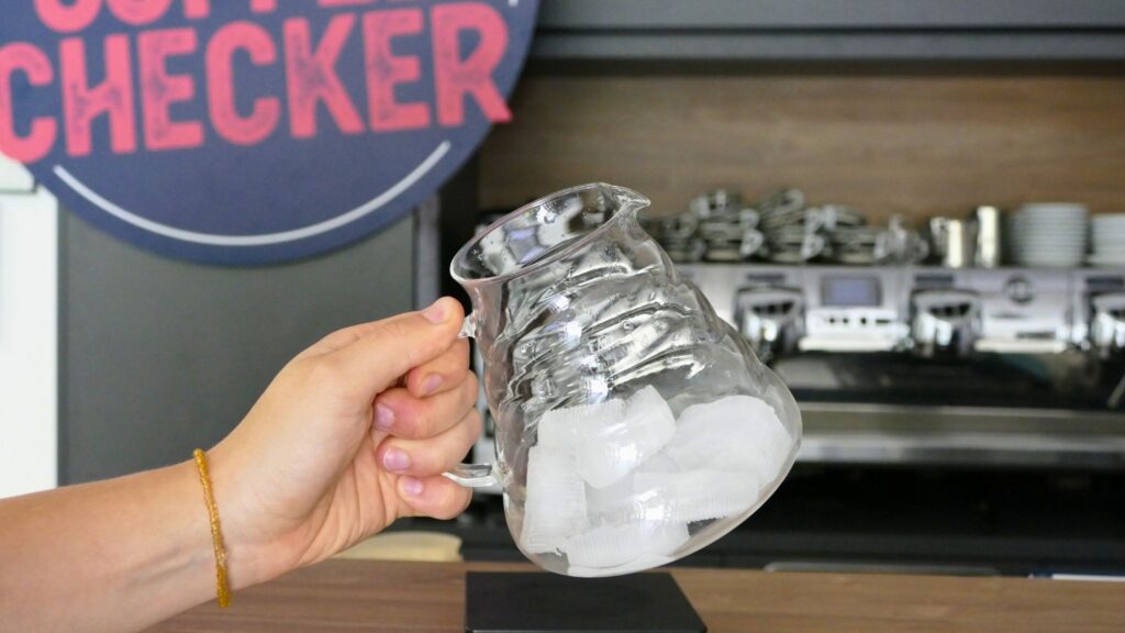 Serviergefäß mit Eiswürfeln