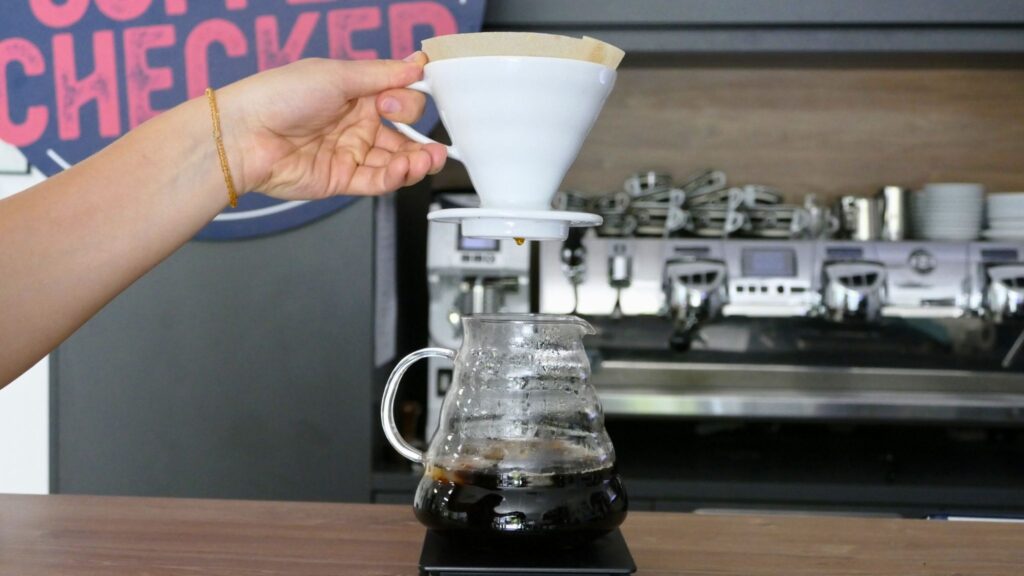 Flash Brew fertigstellen, Filter vom Serviergefäß nehmen