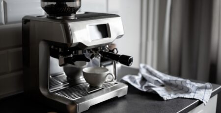 Siebträgermaschinen für zuHause, Sage oder DeLonghi Coffeechecker zeigt dir die Vor- und Nachteile